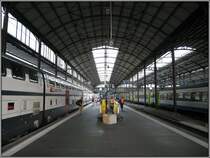 Blick in die Halle des Bahnhof von Luzern an den Gleisen 4 und 5. Auf Gleis 4 wartet der SBB-IR nach Z�rich mit seinen Doppelstockwagen. Auf Gleis 6 ist auch noch ein Zug der BLS zu sehen. (18.07.2007)