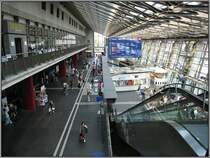 Blick in die Empfangshalle des Bahnhof von Luzern. (18.07.2007)
