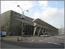 Nach dem Brand 1971 wurde der Luzerner Bahnhof komplett neu gebaut. Hier im Bild das Empfangsgeb�ude, aufgenommen am 18.07.2007.