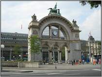 Dieses imposante Portal auf dem Bahnhofvorplatz von Luzern ist alles, was von dem alten 1971 abgebrannten Bahnhof �brig geblieben ist. Die Aufnahme stammt vom 18.07.2007.