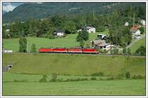 Ein talw�rts fahrender Vierfachlokzug von 1x44ern, der am 25.7.2007 von einer blutorangen 1044 geschleppt wurde, aufgenommen beim  Brazer Bogen  kurz vor Braz an der Arlberg Westrampe.