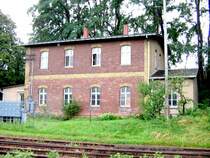 Ein typisch s�chsisches Beamtenwohnhaus steht am Lokschuppen im Bahnhof Oschatz, 28.07.07