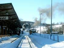 Ein Zug mit einer Neubaulok bespannt, f�hrt am 28.01.06 in Richtung Oberwiesenthal aus dem Bahnhof Cranzahl aus
