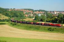 Eine 152er zieht am 01.08.07 den  Gewinner-Zug  die Filsbahn in Richtung Stuttgart hinauf, hier in H�he Urspring aufgenommen.