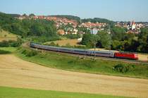 120 144-1 schiebt am Abend des 01.08.07 einen InterCity-Ersatzzug mit mehreren 1.-Kl.-Gro�raumwagen und einem 2.-Kl.-Steuerwagen die Filsbahn hinunter in Richtung Ulm, hier in H�he Urspring aufgenommen.