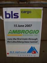 Auf den AMBROGIO-Containern sind seit kurzem diese Aufkleber zu sehen: Ein Ambrogio-Zug mit der Re 465 001 war am 15.6.2007 der erste Offizielle G�terzug, der den L�tschberg-Basistunnel passierte.