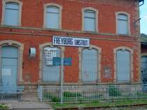 Ein Teil vom Freyburger Bahnhofsgeb�ude (Gleisseite) am 26.07.2007.