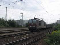 Kaum war ich vom Fahrrad runter kam 180 020-0 mit ihrem G�terzug und  
gleichzeitig verschwand die Sonne hinter den Wolken so das ich meinen Filter nicht rechtzeitig von der Kamera ab bekam des wegen ist das Foto a bissel dunkel.02.08.07.
