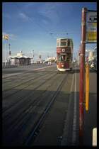 Wagen 366 der Strassenbahn in Blackpool. Es ist der einzige Strassenbahnbetrieb in Gro�britannien, wo bis heute noch die typischen Doppelstockwagen verkehren. Dieses Bild ist 1996 entstanden und zeigt ein historisches Fahrzeug (wobei die normalen Fahrzeuge nicht wirklich neu sind) mit Holzaufbauten. Hinweis: eingescanntes Dia