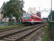 628 mit der Regionalbahn 11 von Schwerin Hbf. nach Hagenow f�hrt hier am ehemaligen �berweg L�becker Stra�e vorbei. 20.07.2007