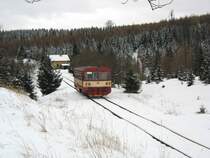 Nachschuss auf   Brotbüchse  810 129 als Os 26805 Moldava v Krusnych horach (Moldau im Erzgebirge) - Most (Brüx) kurz vor der Station Mikulov nove Mesto (Niklasberg); 09.02.2007
