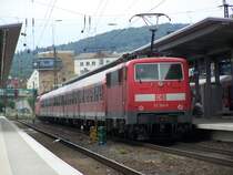 Br.111 185-5 als RE nach W�rzburg Hbf. Vorne hing eine weiter 111er. 
Aufgenommen am 2.August 2007 im Bahnhof Aschaffenburg Hbf.
Im Hintergrund: Stellwerk-Aschaffenburg.