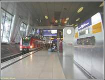 W�hrend der Gleisbauarbeiten am Flughafen Frankfurt am Main Regionalbahnhof vom 09.07. bis 29.07.2007, bei denen die Gleise zwischen dem Bahnhof Stadion und Flughafen Regionalbahnhof komplett ausgetauscht wurden, fuhren S-Bahn-Shuttlez�ge vom Hauptbahnhof nach R�sselsheim mit Halt im Fernbahnhof Flughafen Frankfurt am Main, damit die Fahrg�ste trotz der Sperrung des Regionalbahnhofes den Flughafen mit der S-Bahn erreichen konnten. Daraus ergab sich das seltene Fotomotiv einer S-Bahn im Fernbahnhof Flughafen, wie hier am 29.07.2007 mit 423 429 und 423 391 als S8 nach R�sselsheim. 