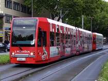 Passend pendelte Tw 4114 mit Reklame f�r den 1. FC K�ln am 31.07.07 zwischen Neumarkt (Nordseite) und Stadion.