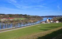 187 003 mit einem Getreidezug am 28.03.2021 bei Hausbach.