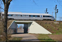 Nun schon die zweite Zufallssichtung des <i>advanced TrainLab</i> innerhalb eines Monats. Hier, im Zöberitzer Weg in Halle (Saale), war ich allerdings wirklich nicht vorbereitet. Dank sehr langsamer Geschwindigkeit konnte noch der Endwagen 605 017-2 aus Richtung Bitterfeld auf etwas kreativere Art verewigt werden. Das Graffiti an der Unterführung habe ich zum Großteil wegretuschiert.
 
🧰 DB Systemtechnik GmbH
🚩 Bahnstrecke Berlin–Halle (KBS 250)
🕓 30.3.2021 | 15:59 Uhr