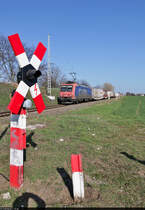 Der um etwa zwei Stunden verspätete  Bertschi-Zug  mit Re 482 003-1 hielt am Bahnübergang (Bü) Halle (Saale), Zöberitzer Weg, an diesem Nachmittag als Motiv her.

🧰 SBB Cargo AG, vermietet an die SBB Cargo International AG
🚝 DGS 90973 Ruhland–Ludwigshafen BASF Ubf
🚩 Bahnstrecke Halle–Cottbus (KBS 219)
🕓 30.3.2021 | 16:26 Uhr