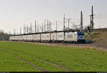 Containerzug (Mærsk Line) mit 386 031-9 unterwegs in Halle (Saale), Zöberitzer Weg, Richtung Delitzsch.
Aufgenommen im Gegenlicht.

🧰 METRANS Rail s.r.o.
🚩 Bahnstrecke Halle–Cottbus (KBS 219)
🕓 30.3.2021 | 16:44 Uhr