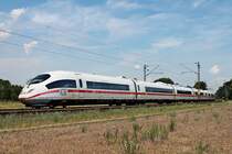 Am Mittag des 03.06.2020 fuhr 406 504-1 (4604)  Brussel/Bruxelles  als ICE 105 (Amsterdam Centraal - Basel SBB) zusammen mit dem NS 406 553-8 (4653) als ICE 205 (Köln Hbf - Basel SBB) zwischen Neulußheim und Waghäusel über die Rheintalbahn in Richtung Graben-Neudorf/Karlsruhe.