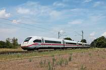 Als ICE 595 (Berlin Gesundbrunnen - München Hbf) fuhr am Mittag des 03.06.2020 der 412 036 (9036/0812 036-3) nördlich von Waghäusel über die Rheintalbahn in Richtung Graben-Neudorf/Bruchsal.
