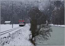 Das Wetter hat gewechselt und die Zentralbahn hat die MIB übernommen, doch der ex CEV GTW Be 2/6 7004, des neuerdings als Be 125 013 bezeichneten Triebwagens, trägt weiterhin die Hauptlast des Verkehrs zwischen Meiringen und Innterkirchen.

16. März 2021