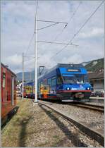 Der CEV Be 2/6 7004  Montreux  zeigt sich als MIB Be 2/6 N° 13 in einem wunderschönen, einladenden blauen Farbkleid am Bahnsteig in Meiringen, einer der wohl ungeschicktesten Fotostellen die ich kenne...
Doch da der ex CEV GTW seine schöne blaue Lackierung unerwarteterweise nur sehr kurz trug, fand ich auch dieses Bild zeigenswert. 

22. Sept. 2020