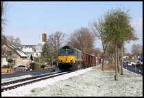 Am 6.4.2021 gab es noch einmal verspätet Schnee auf der Hüttenbahn. Der Schrottzug mit der Ascendos PB 14 an der Spitze hat hier gerade den ehemaligen Haltepunkt Wulfskotten in Hasbergen durchfahren und fährt nun in die Steigung am Hüggel ein. Mit 32 Wagen am Haken schleppt die Class 66 derzeit den längsten beladenen Zug über die Werksbahn von Hasbergen nach Georgsmarienhütte. 