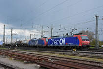 Doppeltraktion, mit den Loks 482 015-5 und 482 012-2 durchfährt den badischen Bahnhof. Die Aufnahme stammt vom 13.04.2021.