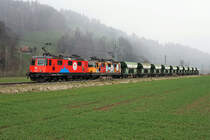 Re 420 mit Werbeanstrich.
DER APRIL MACHT WAS ER WILL !
Güterverkehr zwischen Langenthal und Gettnau am 13. April 2021 bei Sonne, Regen und Schnee !
Seltenes und buntes Duo bestehend aus der Re 420 276-8 mit Werbeanstrich und der Re 420 294-1  Zirkus Knie  mit Kieswagen im Schneegestöber bei Hüswil.
Foto: Walter Ruetsch 