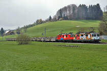Re 420 mit Werbeanstrich.
DER APRIL MACHT WAS ER WILL !
Güterverkehr zwischen Langenthal und Gettnau am 13. April 2021 bei Sonne, Regen und Schnee !
Seltenes und buntes Duo bestehend aus der Re 420 276-8 mit Werbeanstrich und der Re 420 294-1  Zirkus Knie  mit Sonderleistung nach Gettnau bei Gondiswil.
Foto: Walter Ruetsch 