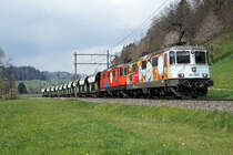 Re 420 mit Werbeanstrich.
DER APRIL MACHT WAS ER WILL !
Güterverkehr zwischen Langenthal und Gettnau am 13. April 2021 bei Sonne, Regen und Schnee !
Seltenes und buntes Duo bestehend aus der Re 420 276-8 mit Werbeanstrich und Re 420 294-1  Zirkus Knie  mit einem Kieszug nach Gettnau bei Rohrbach.
Foto: Walter Ruetsch 
