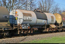 Blick auf einen älteren Kesselwagen für Eisen(III)-chlorid (80 - ätzender oder schwach ätzender Stoff) der Gattung  Zacs  (33 80 786 6 387-3 D-VTG), der in einem gemischten Gz mit 189 004-5 (Siemens ES64F4) in Halle (Saale), Zöberitzer Weg, Richtung ZBA Halle (Saale) fährt.

🧰 VTG AG
🚩 Bahnstrecke Halle–Cottbus (KBS 219)
🕓 30.3.2021 | 17:30 Uhr