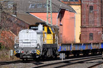 Die Diesellokomotive DE18 zieht einen Bauzug durch Wuppertal-Unterbarmen. (März 2021)