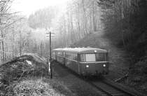 Die überaus bemerkenswerte und reizvolle Trassierung des Streckenstücks Hilchenbach-Lützel lässt sich am Besten anhand einer Karte und vom Führerstand eines Schienenbusses nachvollziehen. Im Frühjahr 1978 war wegen Überhitzung eines Motors ein  Abkühlhalt  zwischen Vormwald und Lützel erforderlich, den ich mit Zustimmung des Zugpersonals zu einer Aufnahme nutzte. Bei der  alten DB  sah man einiges doch etwas lockerer als heute ... ! 
