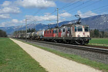 Re 420 mit Werbeanstrich.
Doppeltraktion Re 420 mit der Werbelokomotive Re 420 262-8 bei Deitingen am 14. April 2021.
Foto: Walter Ruetsch