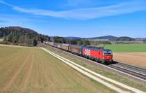 1293 191 mit einem Güterzug am 30.03.2021 bei Darshofen.