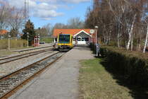 Lokaltog, Nærumbanen (Strecke: Jægersborg - Nærum): Im Bahnhof Nærum hält am Vormittag des 14. April 2021 der nächste Zug (Lm DUEWAG-RegioSprinter) nach Jægersborg. - Außerhalb der HVZ bedienen zwei RegioSprinter die Nærumbanen in Intervallen von 20 Minuten; in Hauptverkehrszeiten verkehren drei dieser Triebwagen in Intervallen von 10 Minuten. Die Bahn besitzt vier RegioSprinter, die 1999 geliefert wurden. - Im Bahnhofsgebäude gibt es u.a. einen Fahrkartenschalter und einen Wartesaal.