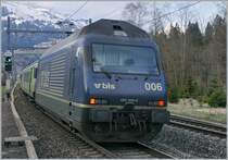 Einmal etwas Bildfüllend, da Licht und Wettermässig die schöne Umgebung noch nicht so richtig zur Geltung kommen wollte: Die BLS Re 465 006-5 schiebt ihren Regionalzug 6761 von Spiez nach Frutigen aus dem Bahnhof von Mülenen am Einfahrsignal von Reichenbach im Kandertal vorbei. Der Regionalzug besteht aus einem EW III Wagenpark (AD (Abteilwagen), einem A und drei B). 

14. April 2021