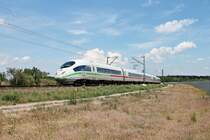 Nachschuss auf 403 058-1  St.Ingbert , als dieser am Mittag des 03.06.2020 zusammen mit dem  der Kleine ICE  403 514-3  Bergisch Gladbach  als ICE 108 (Basel SBB - Köln Hbf) nördlich von Waghäusel über die KBS 700 in Richtung Mannheim.