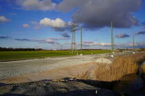 Bahnverlegung Sande. Neubaustrecke (NBS)rund um Sande. 
Im Zuge des zweigleisigen Ausbaus und der Elektrifizierung der Bahnstrecke Oldenburg(Oldenburg)-Wilhelmshaven entsteht rund um Sande eine ca. 4,7 Kilometer lange zweigleisige Neubaustrecke.
Diese ersetzt in diesem Teil die alte eingleisige Nebenbahn Sande-Jever-Esens (Teilstrecke der ostfriesischen Küstenbahn). 
Die Strecke wird bis zum Abzweig des Industriestammgleises Wilhelmshaven (nach Ölweiche, Tanklager und JadeWeserPort) zweigleisig und elektrifiziert ausgebaut.

2021-03-19 Schortens K294(neu)