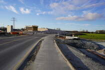 Bahnverlegung Sande. Neubaustrecke (NBS)rund um Sande. 
Im Zuge des zweigleisigen Ausbaus und der Elektrifizierung der Bahnstrecke Oldenburg(Oldenburg)-Wilhelmshaven entsteht rund um Sande eine ca. 4,7 Kilometer lange zweigleisige Neubaustrecke.
Diese ersetzt in diesem Teil die alte eingleisige Nebenbahn Sande-Jever-Esens (Teilstrecke der ostfriesischen Küstenbahn). 
Die Strecke wird bis zum Abzweig des Industriestammgleises Wilhelmshaven (nach Ölweiche, Tanklager und JadeWeserPort) zweigleisig und elektrifiziert ausgebaut.

2021-03-19 Schortens K294(neu)