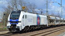 HHPI - Heavy Haul Power International GmbH mit  20-01  (NVR:  90 80 2159 201-3 D-RCM ) mit Ganzzug Schüttgutwagen am 14.04.21 Durchfahrt Bf. Golm (Potsdam).