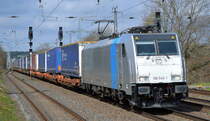 LTE Logistik- und Transport- GmbH, Graz [A] mit der Railpool Lok  186 540-1  [NVR-Number: 91 80 6186 540-1 D-RPOOL] und Taschenwagenzug Richtung Polen am 13.04.21 Bf. Saarmund. 
