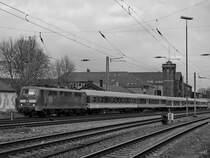 Die GfF-Elektrolokomotive 111 056-8 zieht einen zusätzlichen RB48-Ersatzzug, hier zu sehen im März 2021 bei der Durchfahrt in Wuppertal-Unterbarmen.