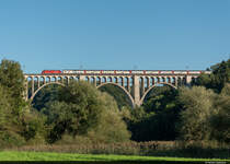 [Archiv] Leider habe ich kaum Bilder des IC1 als noch keine Twindexx unterwegs waren. Hier zu sehen ist am 17.09.2019 eine mir unbekannte SBB Re 460 mit ihrer IC2000 Komposition auf dem Grandfey-Viadukt.