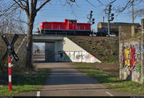 294 738-0 (294 238-1 | 290 238-5 | DB V 90) fährt in Halle (Saale), Zöberitzer Weg, mit einer Übergabe aus Richtung Landsberg(b. Halle/Saale) zur Zugbildungsanlage (ZBA) Halle (Saale).
 
🧰 DB Cargo
🚩 Bahnstrecke Berlin–Halle (KBS 250)
🕓 30.3.2021 | 17:34 Uhr