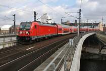 147 006 fährt am 19.02.2021 mit der RB14 (RB18616)  Airport-Express  von Flughafen Berlin/Brandenburg Terminal 1-2 nach Nauen in den Berliner Hauptbahnhof ein.