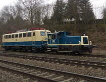 DB Museum 140 423-5 + 333 068-5 als Tfzf 91340 von Halle (S) Gbf nach Koblenz-Lützel, 08.02.2017 in Erfurt-Bischleben.