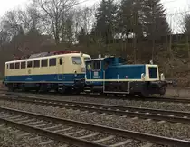DB Museum 140 423-5 + 333 068-5 als Tfzf 91340 von Halle (S) Gbf nach Koblenz-Lützel, 08.02.2017 in Erfurt-Bischleben.
