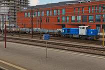 Vossloh G 1000 BB, (92 80 1271 016-8 D-AT—LU),gebaut im Jahr 2004 unter der Baunr. 5001541; Bauart B’B‘-dh; seit Januar 2021 von CFL Cargo angemietet, gesehen im Bahnhofsvorfeld des Bahnhofs Belval Université, aufgenommen von der Straße über den Zaun. Lok Infos aus Loks aus Kiel. 14.04.2021